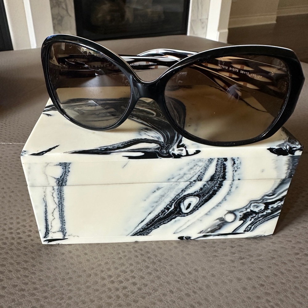 Tory Burch Black Cat-Eye Sunglasses with Brown Gradient Lenses